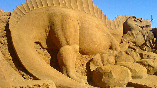 Dinozaur sculptură în nisip