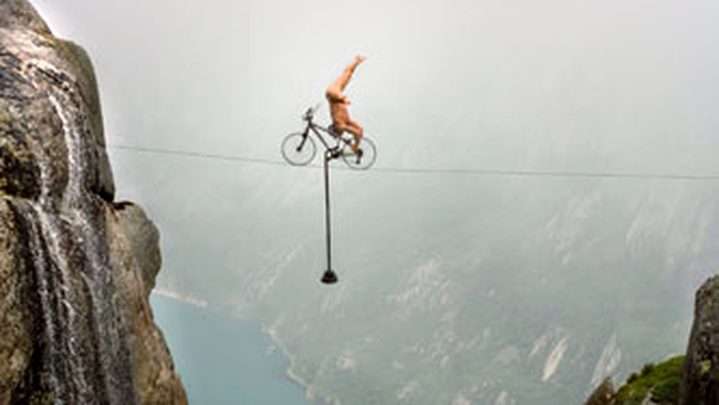 Echilibristica deasupra unei cascade din Stavangemers, la 1000 de m distanta de pamant