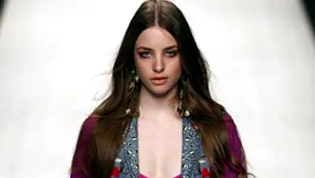 Se poarta hainele cu influente indiene!