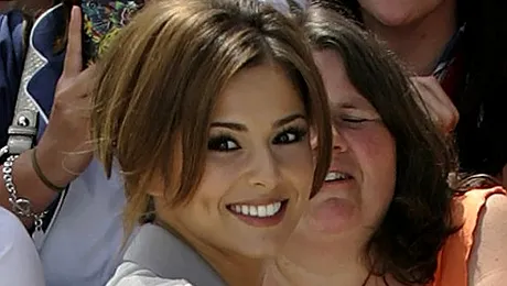 Cheryl Cole, hartuita de o fana insistenta (Poze)