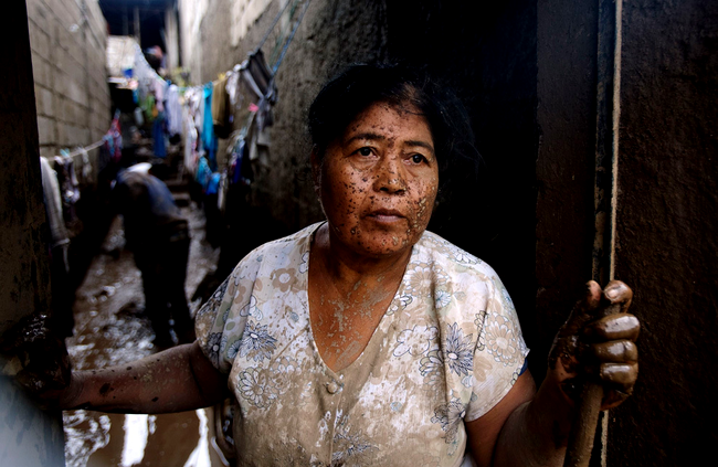 Femeie face curat dupa ce viitura le-a intrat in casa in Guatemala