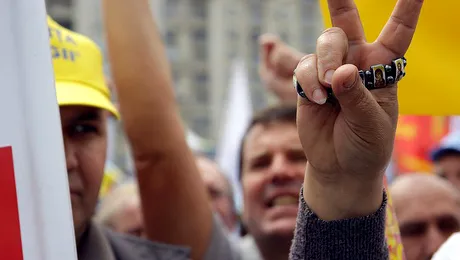 POZA ZILEI: Peste 40.000 de romani au participat la miting in Piata Victoriei