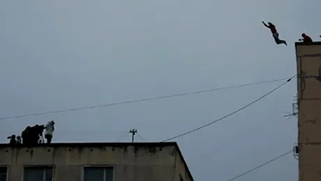 Un rus se arunca de pe o cladire de 20 m inaltime (Video)