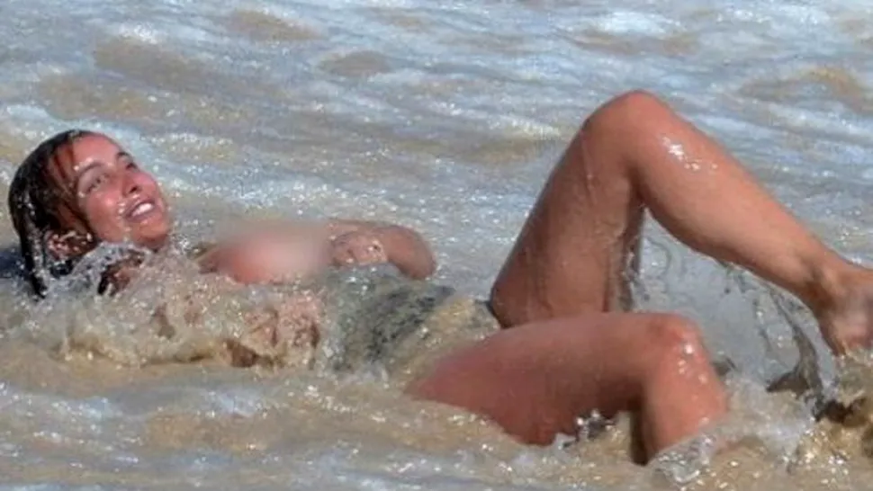 S-a hârjonit în apă cu iubitul, dar valurile i-au smuls costumul de baie cu totul!