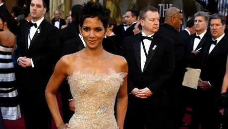 Halle Berry, provocatoare la 46 de ani!