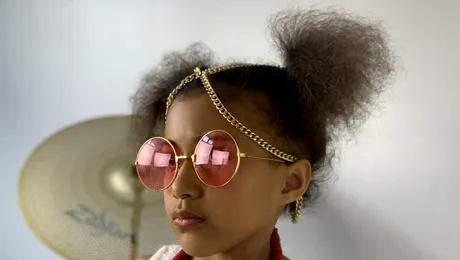 Nandi Bushell, fetița care l-a provocat muzical pe Dave Grohl, pe scena alături de Foo Fighters