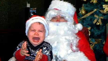 Ei plang cel mai tare, cand Mos Craciun ii tine pe picioare!