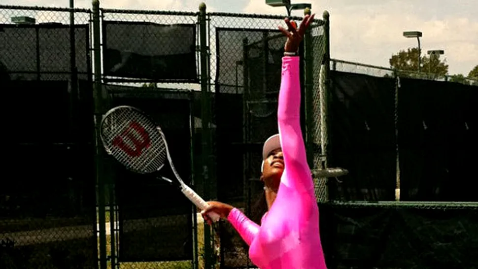 Serena Williams poarta body roz....fara luminite! (Poze)