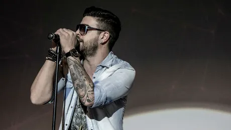 Cine este Speak şi ce face el atunci când nu cântă?