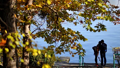 La Hollywood, iubirea se face în minim trei