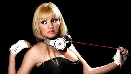 Alexandra Stan, mai tare ca Rihanna si David Guetta