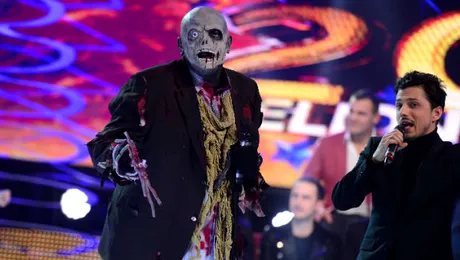 Vedeta care s-a transformat într-un zombi a cerut să plece acasă cu masca pe faţă