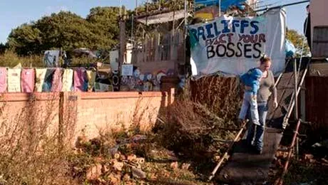 Cea mai mare tabara ilegala de nomazi din Marea Britanie, evacuata cu fortele de ordine