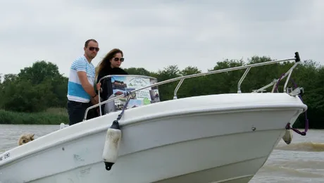 Anca Badiu: „În Deltă am învăţat să conduc o şalupă”