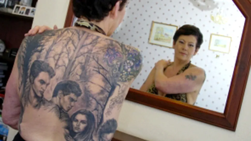 La 49 de ani, o fana si-a tatuat pe spate vampirii din Twilight (Poze)