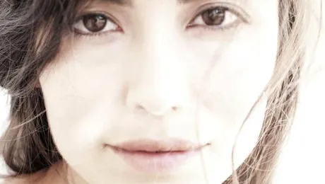 Recunoaști cântăreața româncă din imagine?