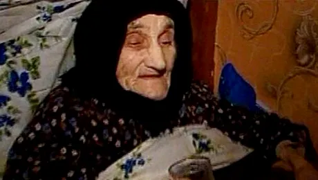 Cea mai batrana femeie din lume are 130 de ani, joaca table si bea vodca! (Video)