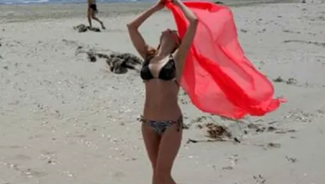 „Într-o seară, stau în braţele a 30-50 de bărbaţi”. Cine e blonda celebră de la noi care se laudă cu astfel de performanţe