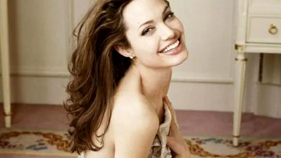 Angelina Jolie vrea sa-si repare dintii in Romania?