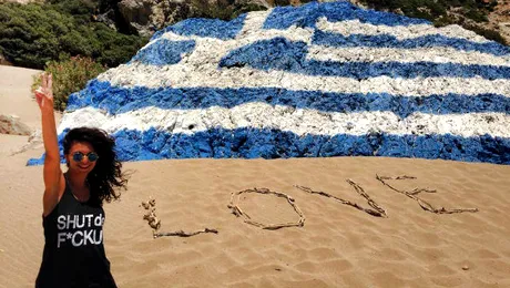 Minola, înconjurată de mii de fluturi coloraţi în Grecia!