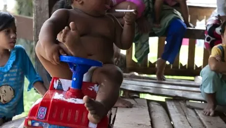 Pustiul de 2 ani care fumeaza 40 de tigari pe zi (Video)
