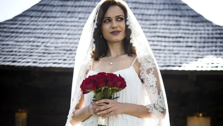 Sonia îmbracă rochia de mireasă şi îl cere pe Alex în căsătorie – FOTO