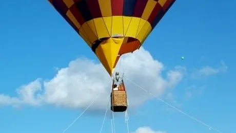 15 baloane au colorat cerul in Mures