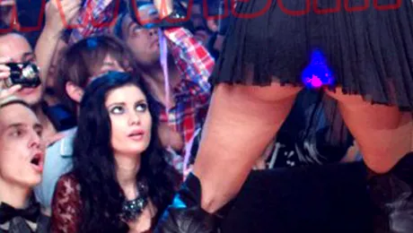 Inna, fără chiloţi în club! Uite reacţia fanilor! – FOTO