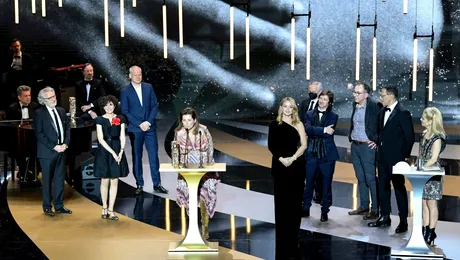 „Adieu les cons”, marele câștigător la premiile Cesar; protest nud pentru artă, pe scena galei