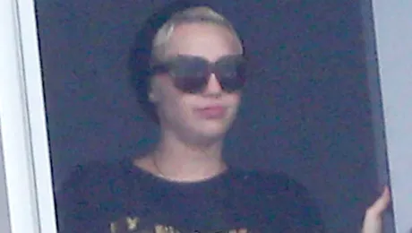 Miley Cyrus a fost prinsă în timp ce se droga (FOTO)