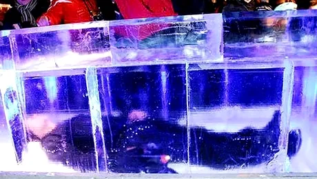 Un iluzionist a stat 24 de ore intr-un bloc de gheata (Poze)