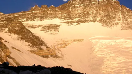 Si-a petrecut 32 de ore pe Everest, dintre care 27 – meditand