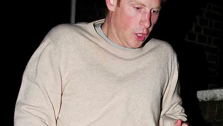 Printul Harry isi face unghiile cu oja roz-bombon! (poze)