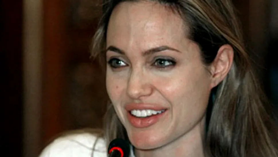 
Şoc la Hollywood! Angelina Jolie, doar trei ani de trăit?