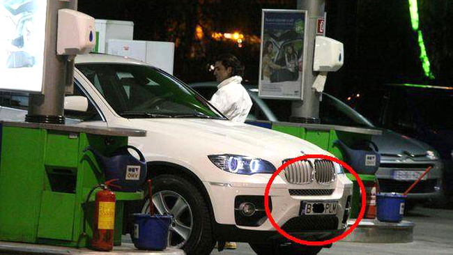 Pepe, alaturi de masina sa cu numar XXX