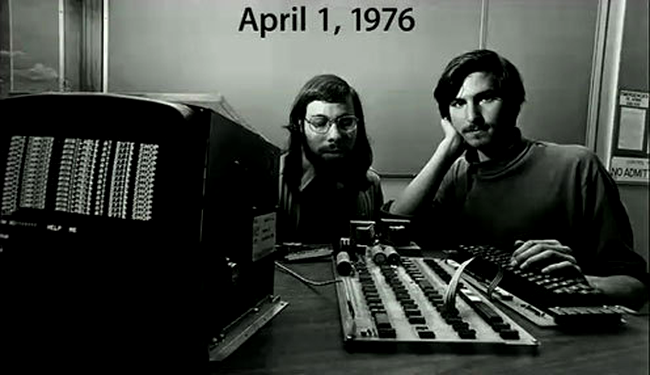 Steve Jobs si Steve Wozniak cu Apple I