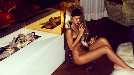 Rihanna, goală puşcă în baie! Uite cu cine se sărută! Imagini controversate şi indecente