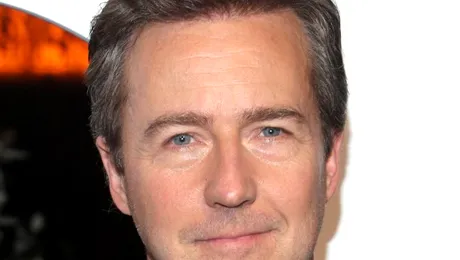 Edward Norton și Dave Bautista i se alătură lui Daniel Craig în „Knives Out 2”