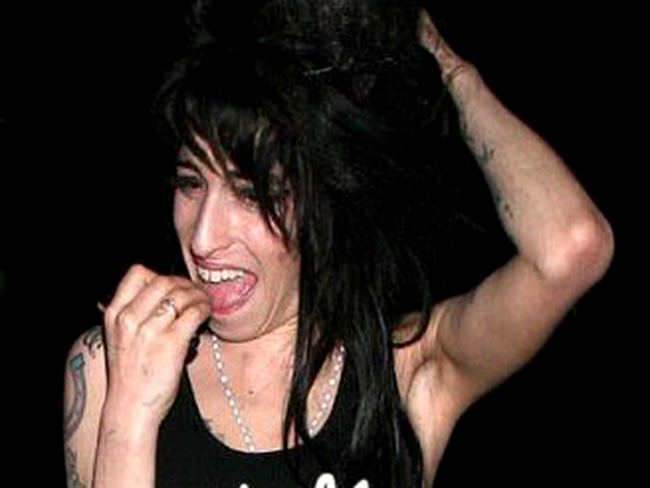 Amy Winehouse a inceput sa-si pocneasca fanii (VIDEO)