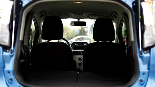 Mitshubishi i-MiEV vazut din spate