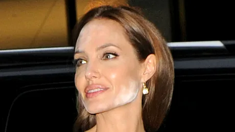 GAFĂ DE PROPORŢII! Angelina Jolie a apărut cu faţa plină de pudră la un eveniment