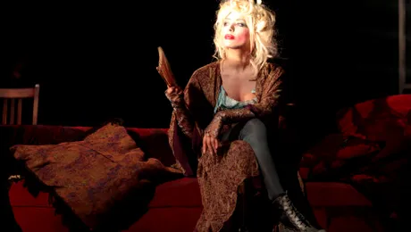 Iulia Vântur e artistă de cabaret!