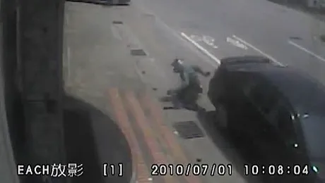 China: Motociclist sa fii, noroc sa ai! (Video)