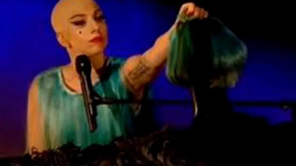 Lady Gaga, cheala pe scena! (video)