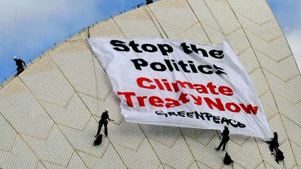 Militanti Greenpeace, arestati pentru ca au escaladat opera din Sydney (foto)