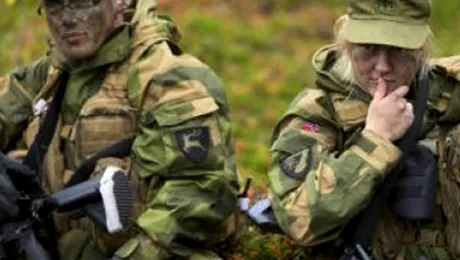 Femeile militar dorm „la comun” cu colegii lor. Și nu le displace!