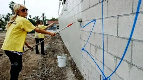 Paris Hilton face serviciu in folosul comunitatii, pe tocuri