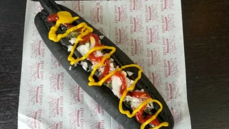 Are peste 30 de cm, e negru și e adorat de japonezi! (Poze)