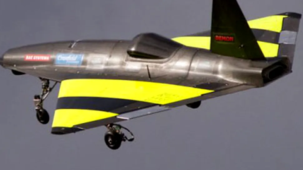 Un avion teleghidat uimeste prin conceptul unic al aripilor sale (Video)