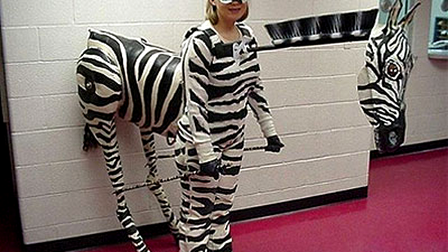 De Halloween, sa traversati doar pe zebra!